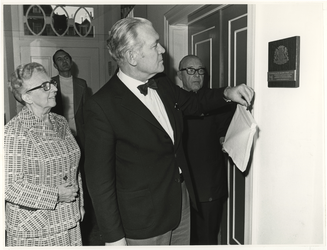 1972-2164 Onthulling van de plaquette in het raadhuis van Delfshaven met door (links) mevrouw doctorandus L. Vuylsteke ...