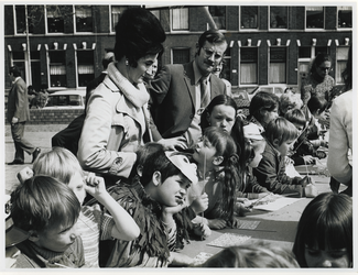 1972-661 Koninginnedag op het Pijnackerplein met een teken- plak- en knipfeest voor kinderen.
