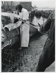 1972-676 Het afsnijden van de speklaag van de op 7 mei 1972 in de Prinses Margriethaven gestrande blauwe vinvis ...