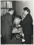 1972-684 De heer H.W. van Veldhuizen, archiefinspecteur, ontvangt van archivaris doctorandus R.A.D. Renting een ...