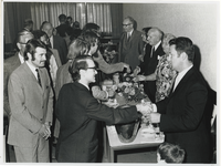 1972-686 Het personeel van het gemeentearchief feliciteert de heren H.W. van Veldhuizen (rechts) en J.G.B. Nieuwenhuis ...