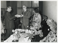 1972-687 Vijfentwintigjarig jubileum als gemeenteambtenaar van de heer J.G.B. Nieuwenhuis. Overhandiging van een ...