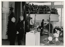 1972-708 Bijeenkomst van de NSB in de Rivièrahal van de Diergaarde Blijdorp. Op het podium staan links ingenieur A. ...