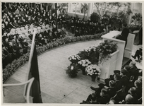 1972-720 NSB-bijeenkomst in de Rivièrahal. Op het podium in het midden C. van Geelkerken, plaatsvervangend leider en ...