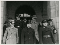 1972-724 Bezoek van NSB-autoriteiten aan Rotterdam. NSB-leiders verlaten het stadhuis op de Coolsingel in het midden op ...
