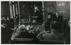 1972-728 Burgemeester F.E. Müller houdt een toespraak tijdens een NSB-bijeenkomst.