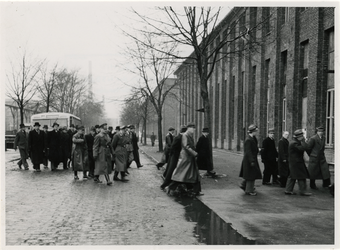 1972-735 Leden van de NSB en Duitse militairen op weg naar een vergadering.