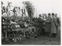 1972-738 Tentoonstelling van de op de puinhopen gekweekte producten. Derde van rechts: burgemeester Muller.
