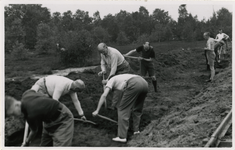 1972-742 Leden van de NSB graven tijdens een kamp. In het midden met gezicht naar voren in wit shirt de burgemeester ...