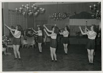 1972-763 NSB-activiteiten: gymnastiekdemonstratie in het beurscafé.