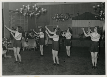 1972-763 NSB-activiteiten: gymnastiekdemonstratie in het beurscafé.