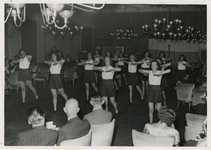 1972-764 Gymnastiekdemonstratie in het Beurscafé tijdens een bijeenkomst van de NSB.
