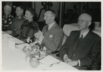 1972-766 Het publiek aan de tafel tijdens een bijeenkomst van de NSB in het Beurscafé.