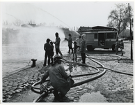 1972-816 Spuitoefeningen van de Rotterdamse Brandweer aan de Coolhaven, gezien vanuit het noordoosten.