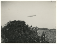 1972-892 Een zeppelin boven Overschie.