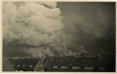 1972-907 Grote rookwolken boven de zwaar getroffen binnenstad, veroorzaakt door het Duitse bombardement van 14 mei ...