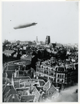 1973-1022 Een zeppelin boven Rotterdam, gezien vanaf het Witte Huis aan de Geldersekade.