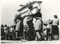 1973-1341 Dansgroep Nitsamin voert Oud-Hollandse dansen uit op de Lijnbaan tijdens de dag van de amateurkunst.