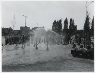 1973-1601 De jeugdbrandweer in actie tijdens de oefeningen op het terrein voor het Trefcentrum van de oude Jaminfabriek ...