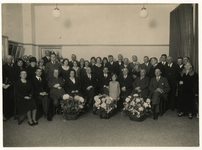 1973-1680 Een groepsfoto tijdens de opening van de tweede Openbare Lagere School in Overschie.