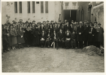 1973-1686 Een groepsfoto tijdens de opening van het Consultatiebureau voor Zuigelingen in Overschie.