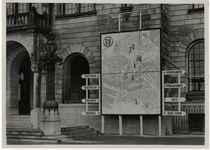 1973-1732 Een bord met plattegrond Rotterdam voor het stadhuis aan de Coolsingel waarop goede menselijke eigenschappen ...