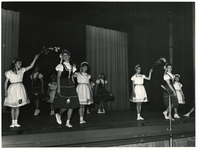 1973-1735 Meisjes voeren een folkloristische dans op een podium uit ter gelegenheid van het 10-jarig bestaan ...