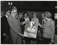 1973-1974 Burgemeester W. Thomassen geeft het startsein voor de actie Rotterdam voor Haiphong middels de presentatie ...