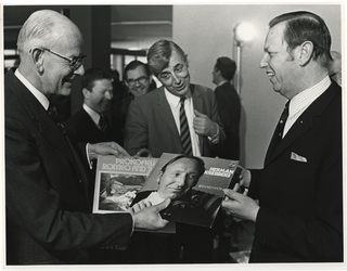 1973-1975 Minister W.F. de Gaay Fortman ontvangt grammofoonplaten van de W.A. Fibbe, voorzitter van Rijnmond, tijdens ...