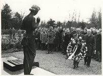 1973-2086 Kranslegging op het graf van de Tsjechische componist František Škroup op de begraafplaats van Crooswijk.