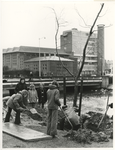 1973-2089 Kinderen van de Ammanstichting zetten een boom op aan de Boezemsingel tijdens de actie Zet een boom op .