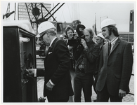 1973-499 M. Vrolijk geeft het startsein van de werkzaamheden voor de metro Centrum-Oostlijn aan de Blaak door het ...