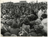 1973-514 De opening van de manifestatie H'200 in Hoogvliet ontaardt in chaos op het Kulkplein.