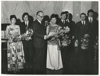 1973-523 H. Vrolijk overhandigt de eerste prijs in de kleine zaal van de Doelen aan de Japanse Marimbaspeelster Michiko ...