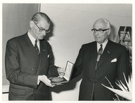 1973-525 De heer Mees (rechts), bestuurslid van de stichting De Laurenspenning, reikt de penning uit aan L. van Stolk ...
