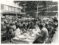 1973-614 Zeemansmaaltijd op het Lijnbaanplein ten gevolge van het honderdjarig bestaan van de Holland Amerika Lijn (HAL).