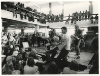 1973-634 Tiener-Poptour in de Doelen, georganiseerd door De Doelen, de Nederlandse Spoorwegen en de V.V.V.