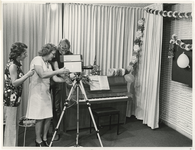 1973-933 Opening van de televisiestudio in het bejaardencentrum Valckensteyn door mevrouw L. den Uyl, echtgenote van de ...