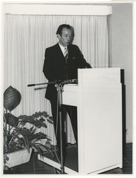 1974-1001 Overhandiging van het boek Geschiedenis van Rotterdam aan burgemeester W. Thomassen door G.F. van der Voort, ...