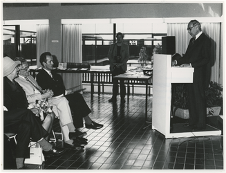 1974-1006 Overhandiging van het boek Geschiedenis van Rotterdam aan burgemeester W. Thomassen door G.F. van der Voort, ...
