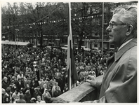 1974-1022 Burgemeester W. Thomassen bij de opening van het Bospolderplein.