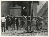 1974-1027 De eerste paal voor het wijkgebouw Odeon in de Gouvernestraat.