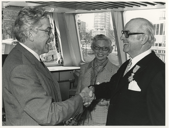 1974-1030 Onderscheiding van doctorandus A. van der Most door burgemeester W. Thomassen.