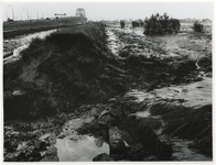 1974-1433 Dijkdoorbraak van opgespoten terrein met op de achtergrond de Van Brienenoordbrug.