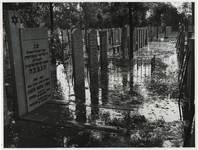1974-1451 Dijkdoorbraak van opgespoten terrein en de ondergelopen Israëlitische begraafplaats aan het Toepad.