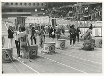 1974-150 De wijk Hoogvliet neemt deel aan een zeskamp voor een televisieprogramma van de NCRV (Nederlandse Christelijke ...