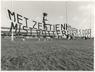 1974-152 Spandoek tegen de sluiting van de Rotterdamse luchthaven Zestienhoven.