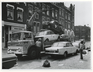 1974-1582 De Eerste Rotterdamse Autowrakken Dienst (ERAD) haalt auto's op in de Catharina Beersmansstraat.