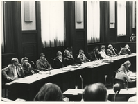 1974-1887 Het nieuw gekozen College van Burgemeester en Wethouders in de vergaderzaal van het stadhuis.