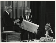 1974-2019 Wethouder J.G. van der Ploeg overhandigt burgemeester W. Thomassen het boek Rotterdam en de Zee als ...